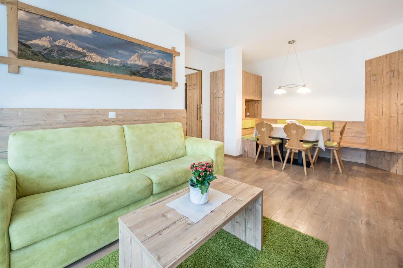 Haus Zur Vogelweide App 1 Apartman Dobbiaco Kültér fotó