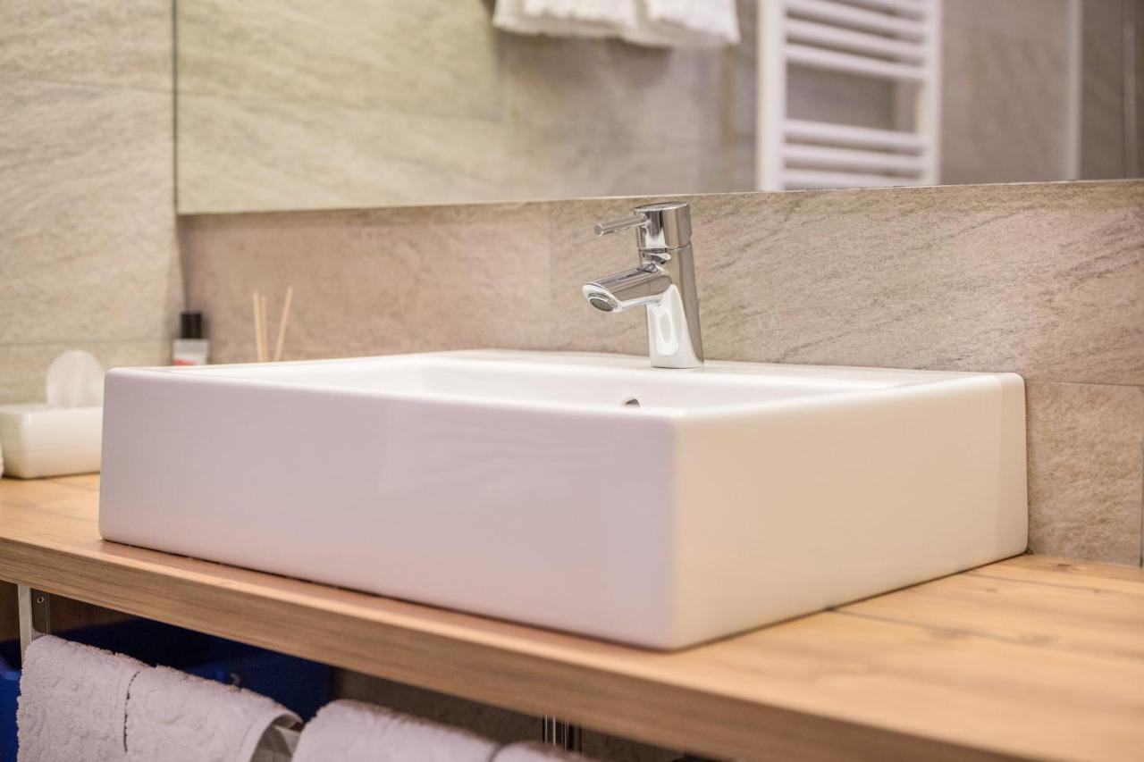 Haus Zur Vogelweide App 1 Apartman Dobbiaco Kültér fotó