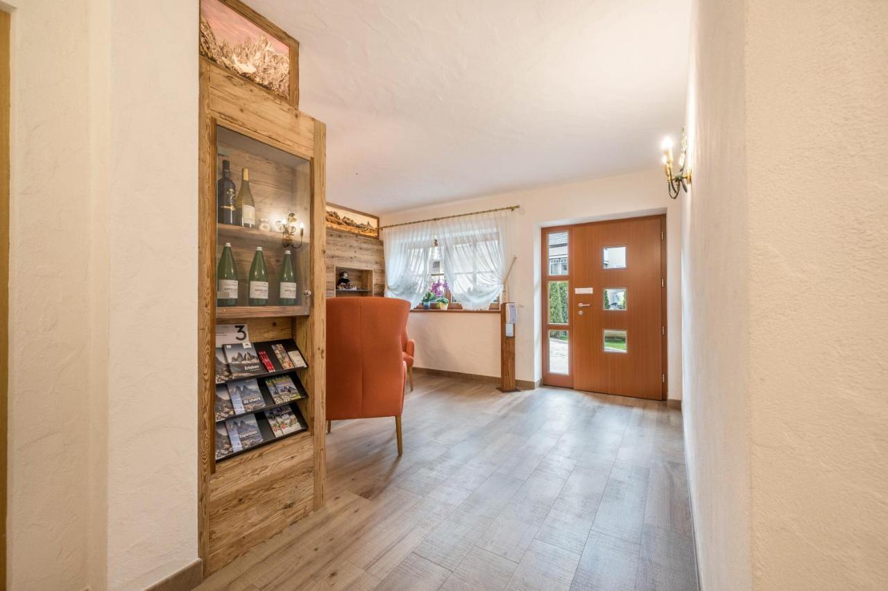 Haus Zur Vogelweide App 1 Apartman Dobbiaco Kültér fotó