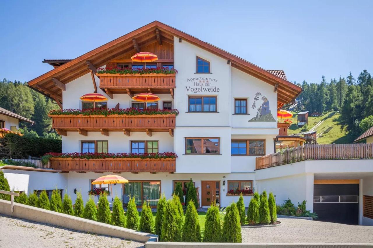 Haus Zur Vogelweide App 1 Apartman Dobbiaco Kültér fotó